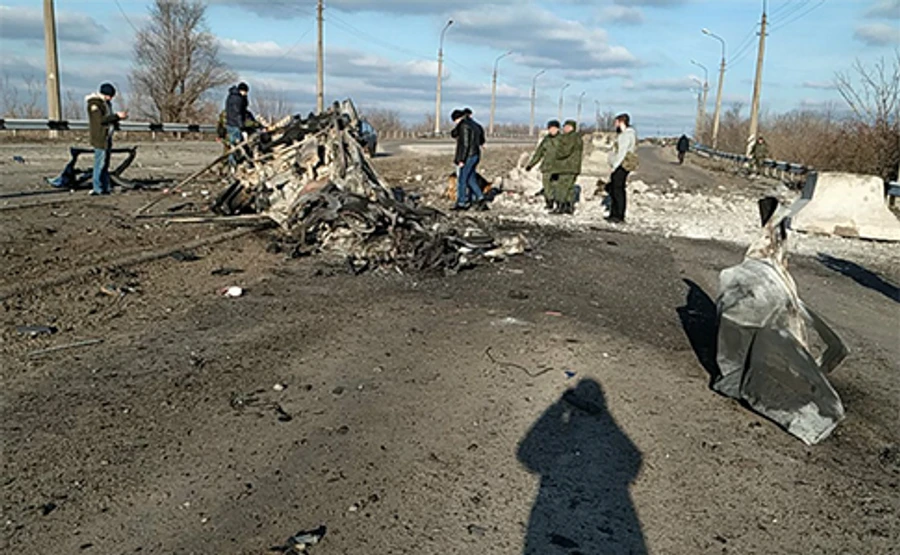 Возле блокпоста боевиков подорвался микроавтобус с гражданскими: есть погибшие