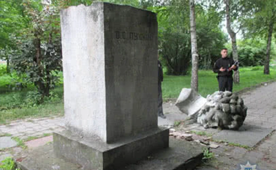 Полиция выяснила, почему упал Пушкин на Львовщине: Виноваты не вандалы