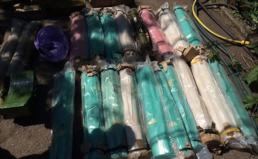 SBU Finds a Cache with Weapons near Marinka