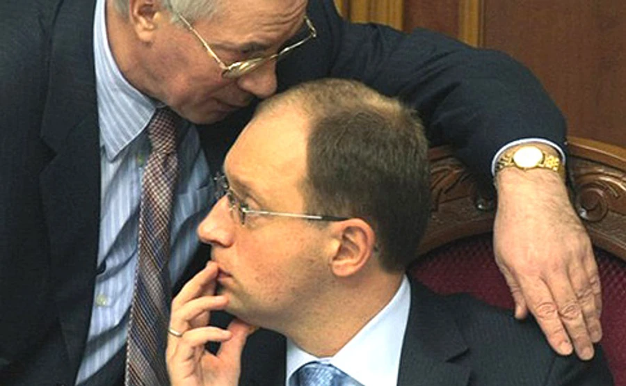 Азаров так хоче повернутися, що запропонував Яценюку парі