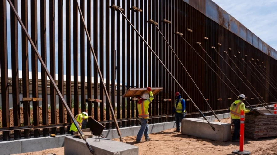 Трамп наказав пофарбувати стіну на кордоні з Мексикою в чорний колір, щоб убезпечитися від мігрантів