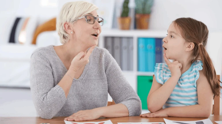 Не перебивайте и не подгоняйте: почему люди заикаются и как помочь