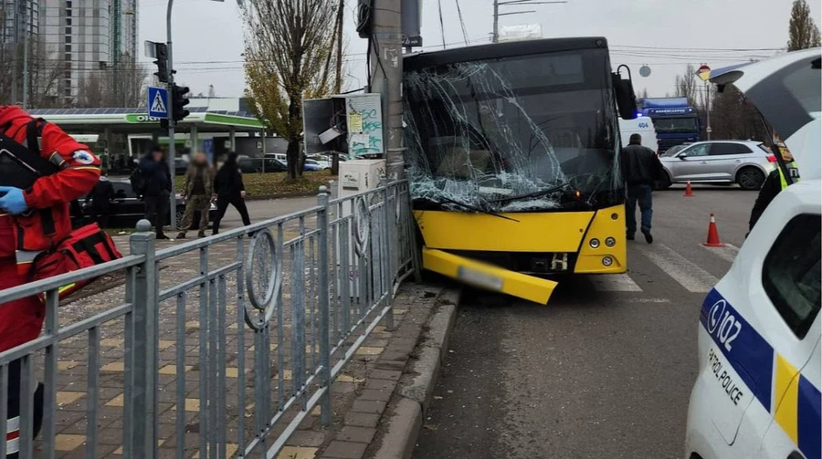 Автобус врізався в електроопору в Києві: дев'ять постраждалих