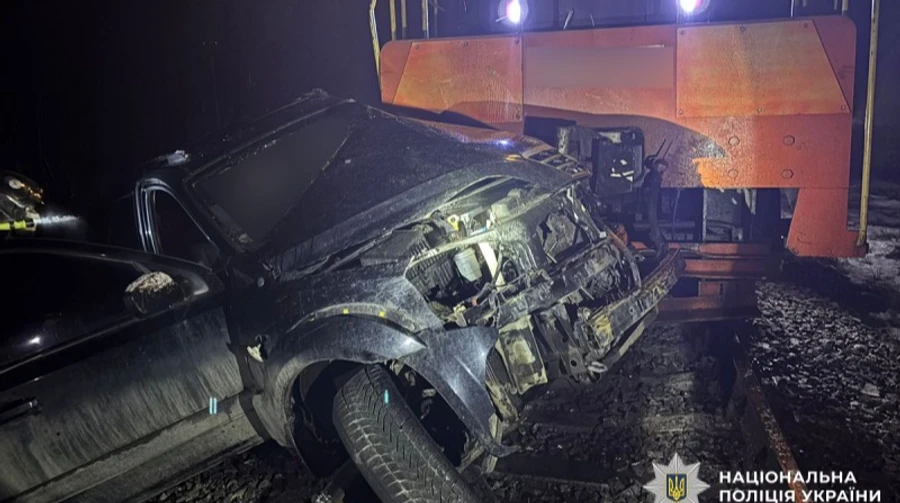 Тепловоз протаранив автівку на Буковині: водій позашляховика загинув