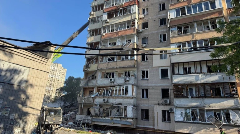 Пошкоджено 11 будинків, бізнес-центр, автосалони, супермаркет та 27 авто – наслідки ударів по Києву