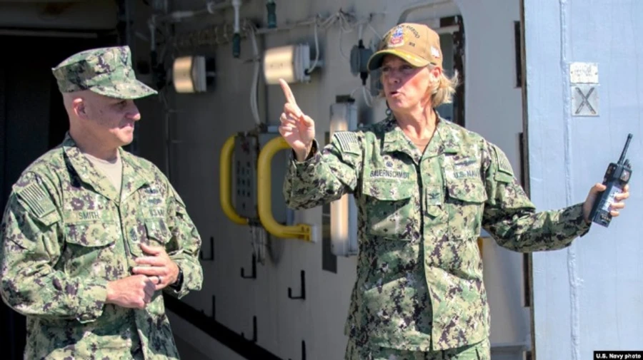 Ядерним авіаносцем США вперше командуватиме жінка