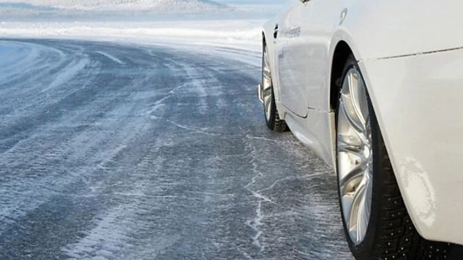 Киян попереджають про ожеледицю та сильний вітер