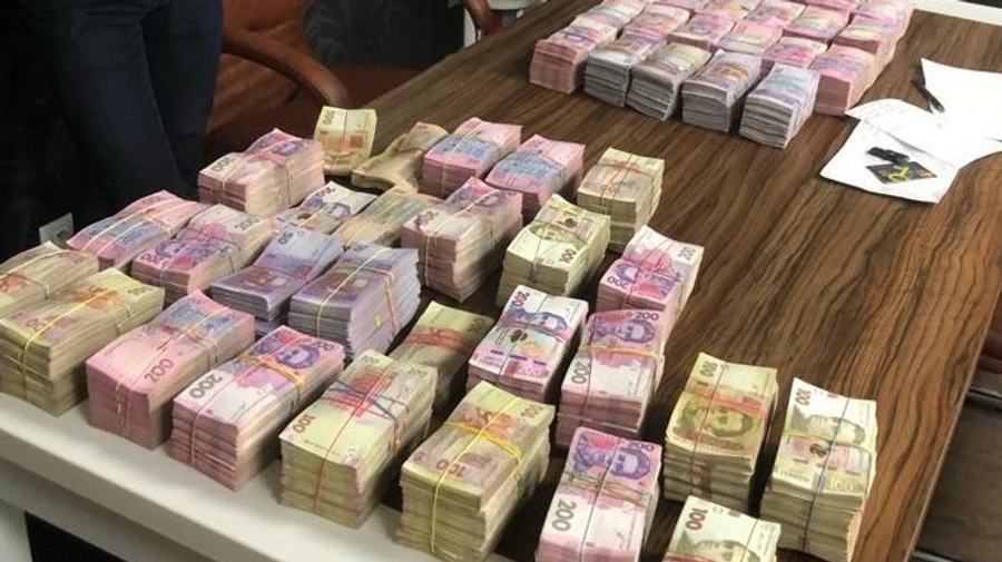 Велика схема ухиляння від сплати податків: силовики вилучили 50 млн готівки