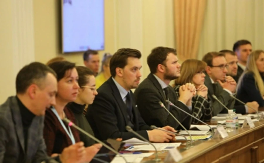 Гончарук: Держава віддасть конюшні та свиноферми приватним підприємцям