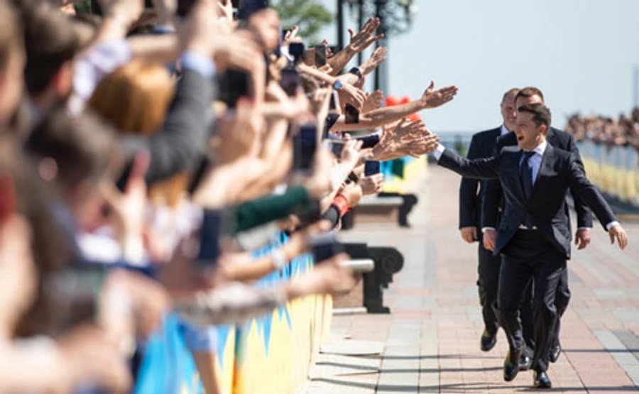 Зеленський прийшов на Банкову пішки