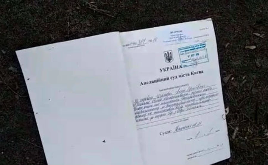 Буревій виніс із вікон столичного суду архівні справи