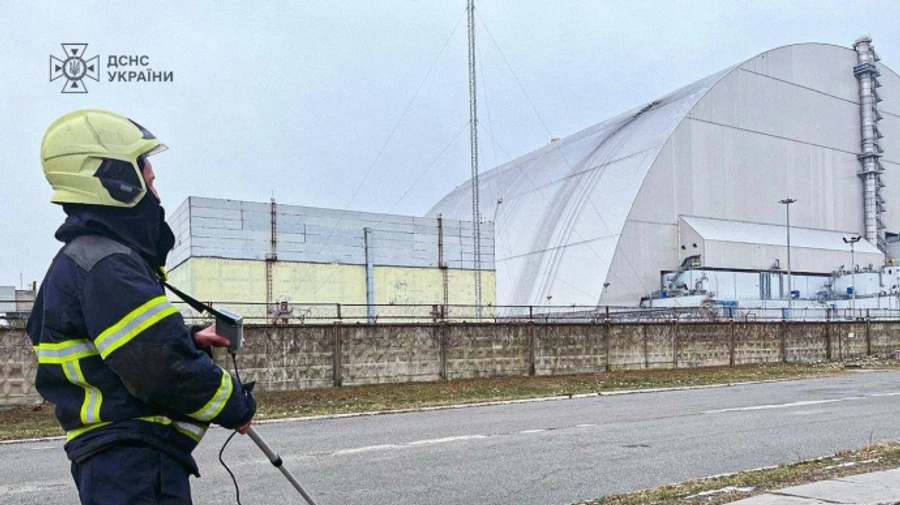 Russian strike on Chornobyl: firefighters contain fire in shelter cladding