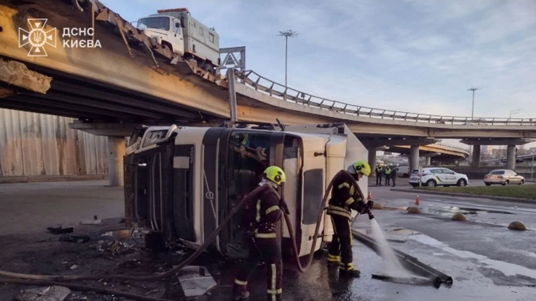 У Києві вантажівка злетіла з мосту: водію стало зле