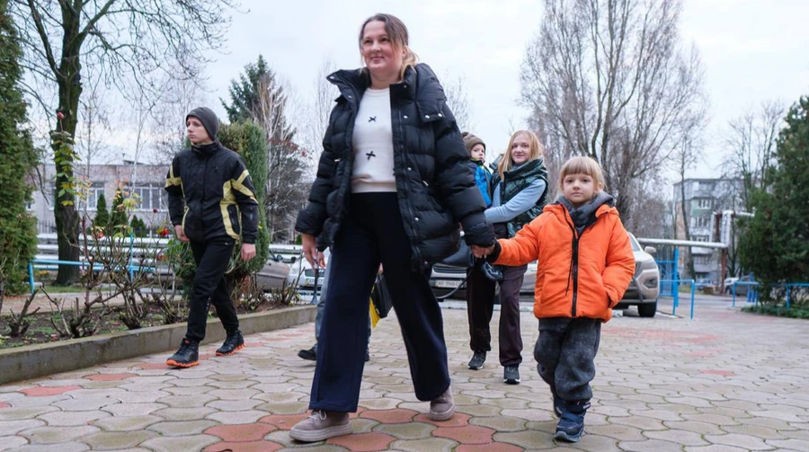 Через близкість до фронту в Запорізькій та Дніпропетровській областях евакуювали дітей із батьками