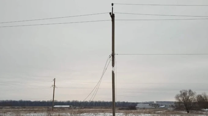 Russians drop air bomb near power engineers checking damaged power lines in Kharkiv Oblast – photo