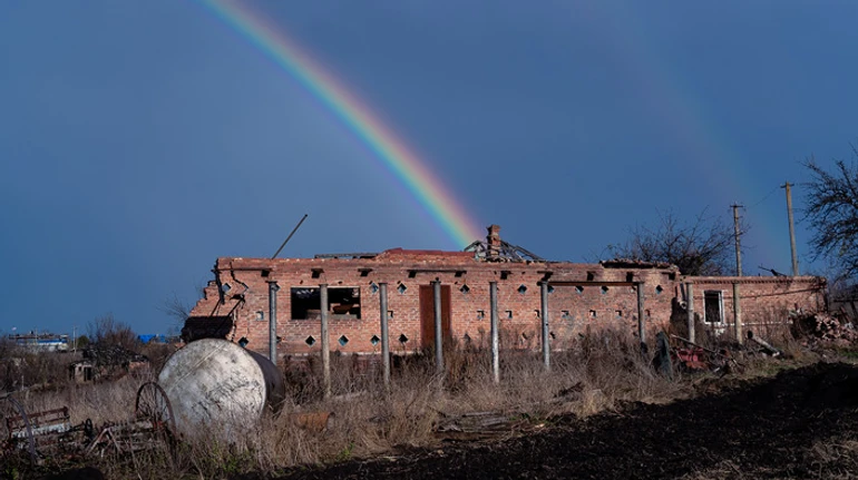Pink Floyd среди развалин и запаркованный танк. Как жители разрушенного до основания села на Харьковщине возвращают его к жизни