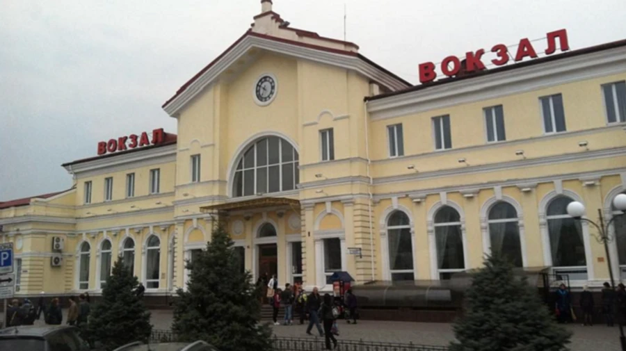Russia may attack Kherson railway station in coming hours, authorities warn citizens to take shelter