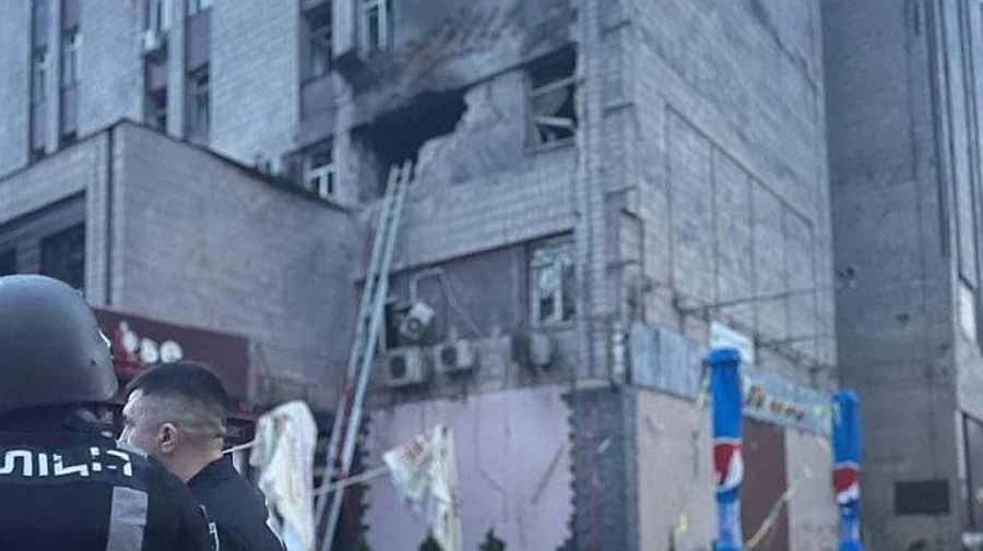 Під час нічної атаки рятувальника придавило бетонною плитою – Кличко