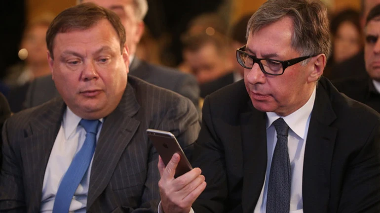 Мільярд доларів, зустрічі в ОП з міністрами та непублічні штрафи. Як Альфа-Банк хоче зберегти статус-кво в Україні