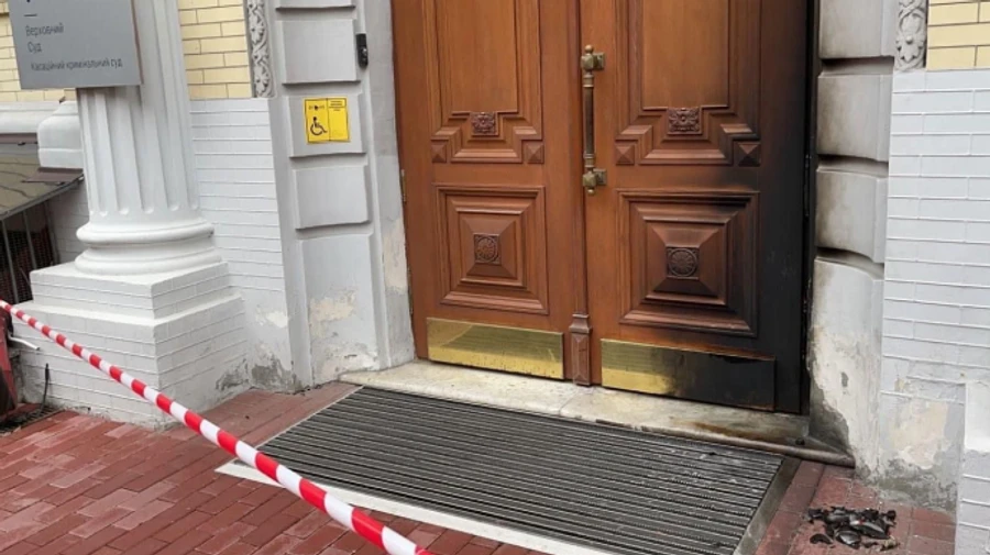 З вогнеметом на моноколесі: у Києві судитимуть чоловіка, який підпалив двері Офісу омбудсмена