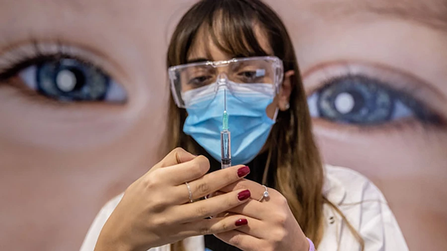 В Ізраїлі від COVID повністю вакцинували 75% дорослих