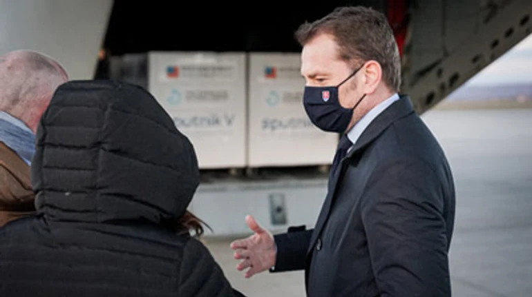 Падіння Спутника: як новий скандал у Словаччині вдарив по російській вакцині