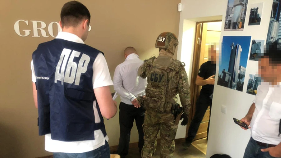 Псевдорадника президента і генерала СБУ затримали за вимагання 1,1 мільйона 