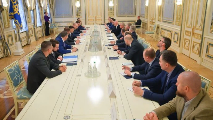 Зеленский заявил, что олигархи не могут надавить на него, и пошутил о СМИ