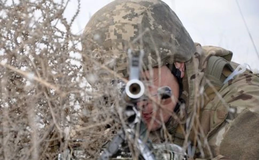 На Донбасі поранено українського бійця