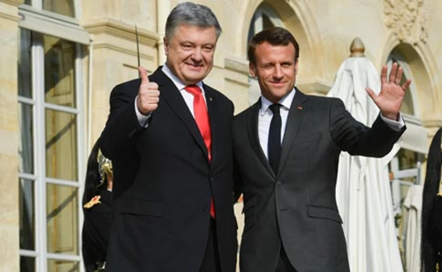 Порошенко і Макрон зустрілися у Єлисейському палаці