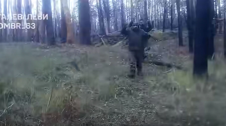 On your knees, please!: video from Ukrainian military shows US volunteer capturing Russian soldiers – video