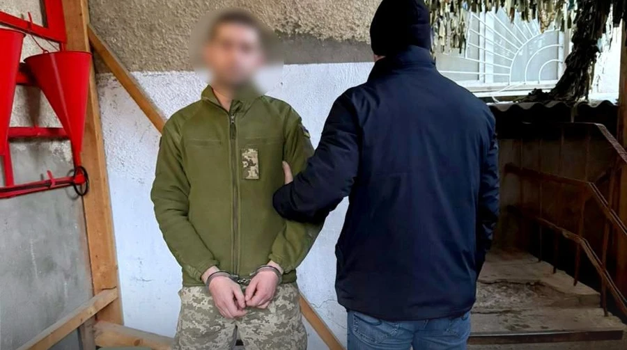 ДБР затримало працівника ТЦК, який разом зі своїм начальником знущався з військовозобов’язаних