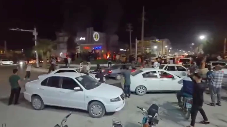 Вулиці Ірану охопили святкування: мільйони людей радіють смерті Хаменеї