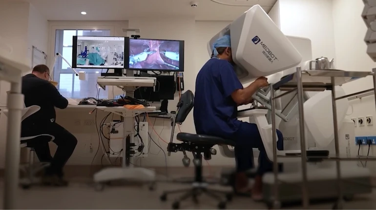 У Великій Британії вперше провели дистанційну роботизовану операцію на відстані 2400 км