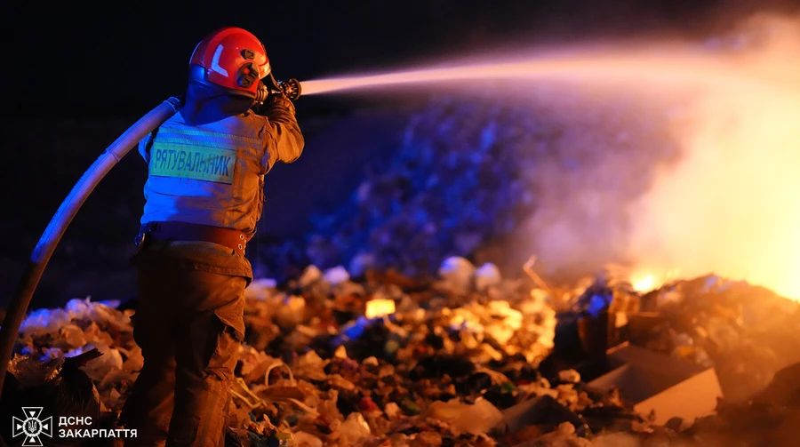 Мусорный полигон горит на Закарпатье