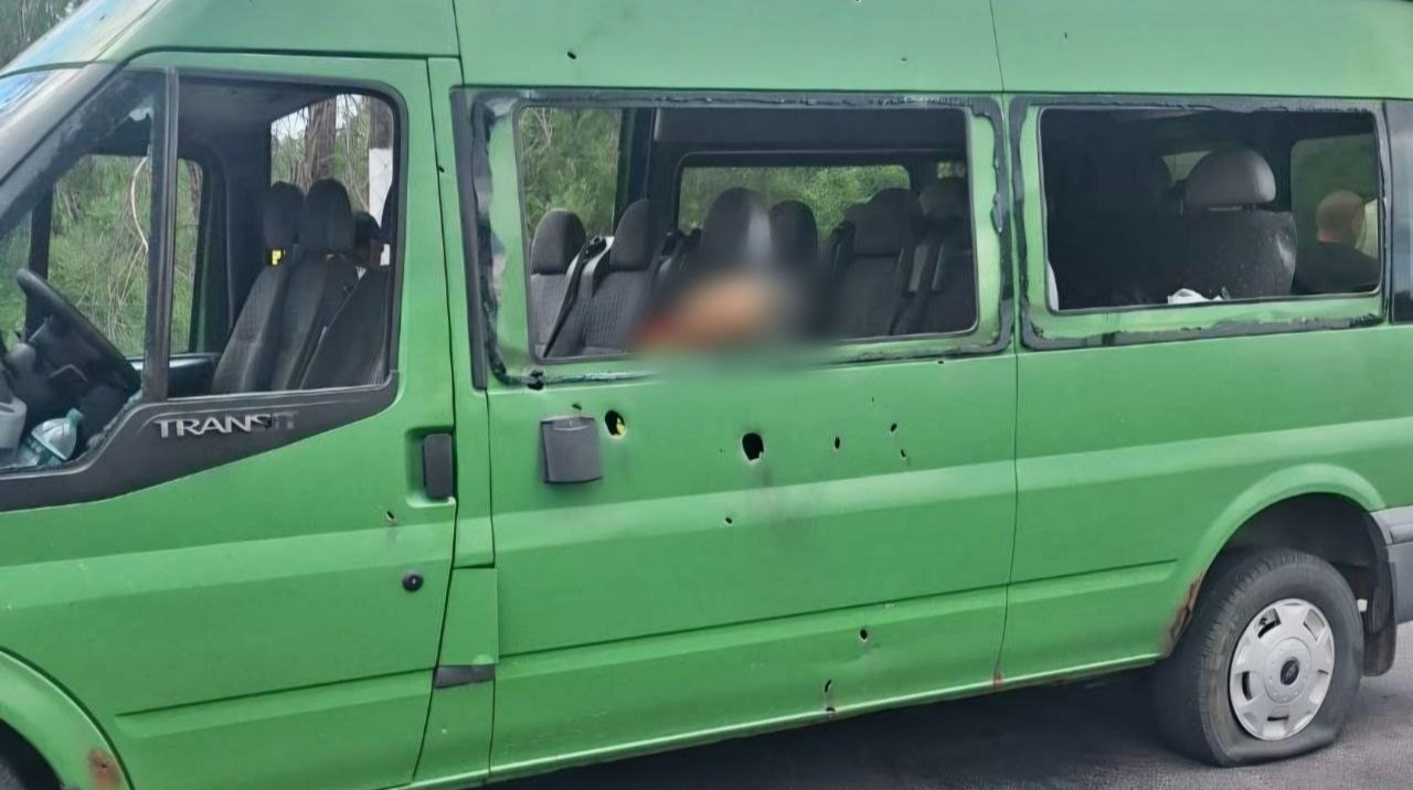 Росіяни атакували мікроавтобус у Нікополі: двоє людей загинули, 13 поранених