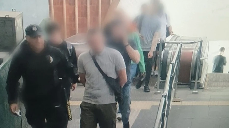 В киевском метро пассажир напал на другого мужчину с ножом