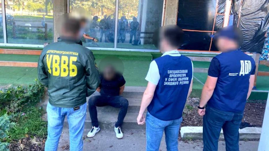 В Словакию за $10 тысяч: с поличным поймали пограничника-переправщика