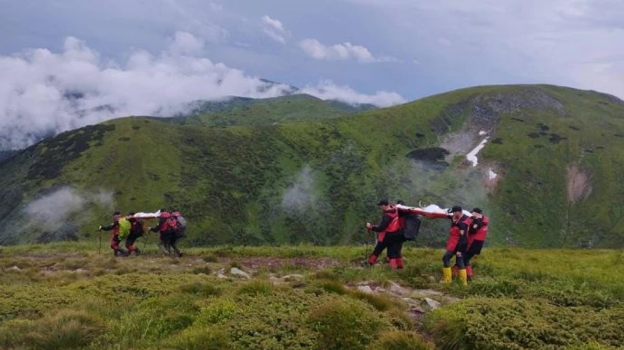 На Говерлі блискавка вбила чоловіка й дівчинку