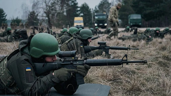 Зі штангою у бронику: Гвардія наступу показала, як тренує бійців 