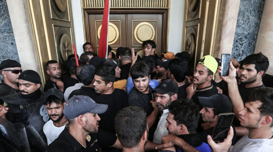 В Ираке вспыхнули смертельные стычки после отставки влиятельного священнослужителя