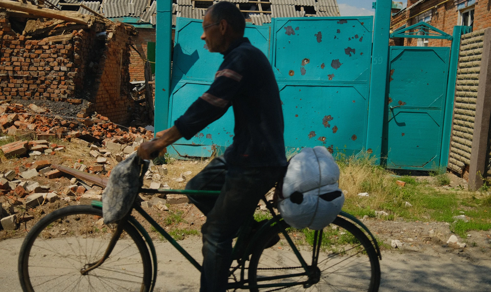 Слезы, молитвы и черешня, которую некому есть. Как живут под обстрелами в Циркунах Харьковской области