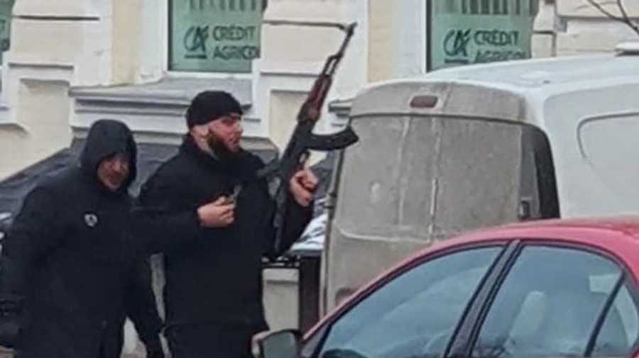 Стріляли вгору: під Печерським судом інкасатори з автоматом влаштували розбірки