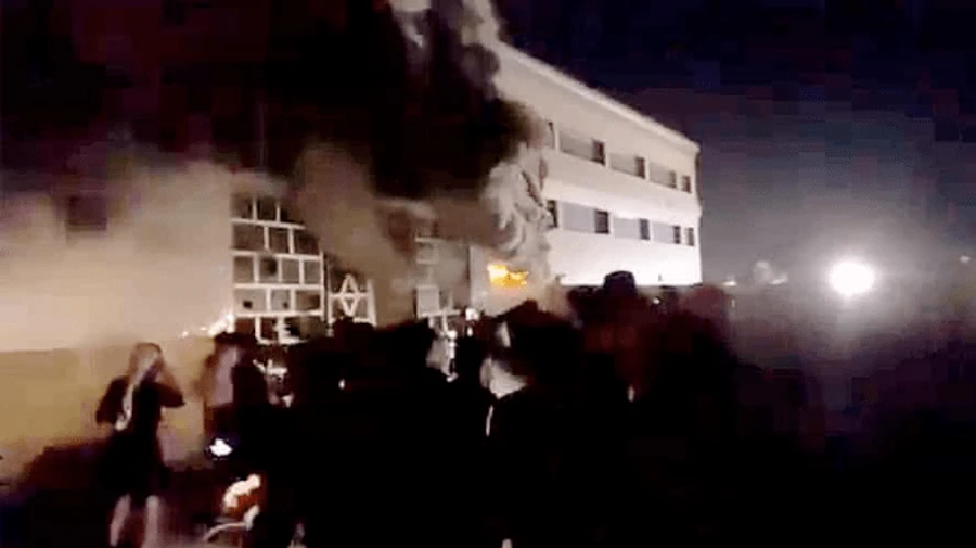 Понад 50 людей загинули в пожежі в лікарні в Іраку — імовірно вибухнув кисневий балон