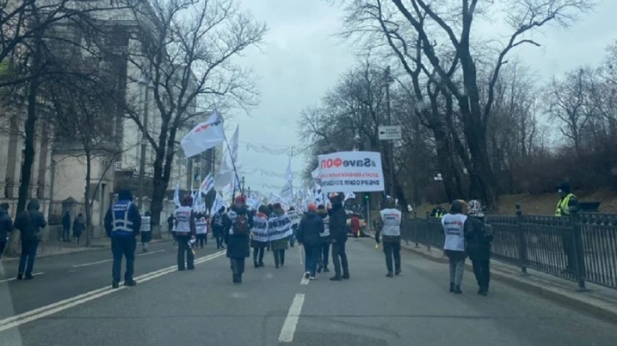 Участники акции протеста перекрыли движение по улице Грушевского в Киеве