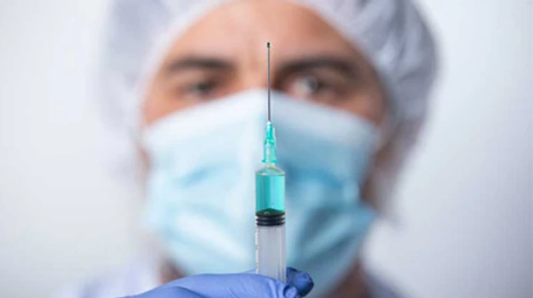 Якими вакцинами від COVID-19 щеплюватимуть українців: ефективність, безпечність, протипоказання та принцип дії