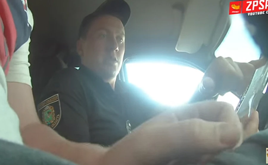 Патрульні вимагали у водія 10 тисяч: поліція проводить розслідування