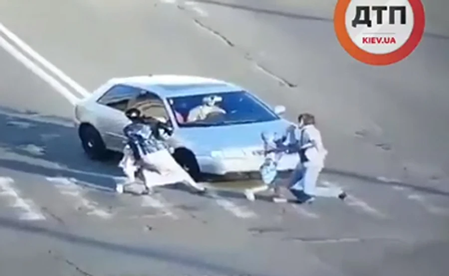 В Киеве подвыпивший водитель сбил на зебре семью с двумя детьми и удрал