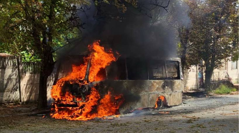 Росіяни вдарили по рейсовому автобусу в Нікополі: загинув водій