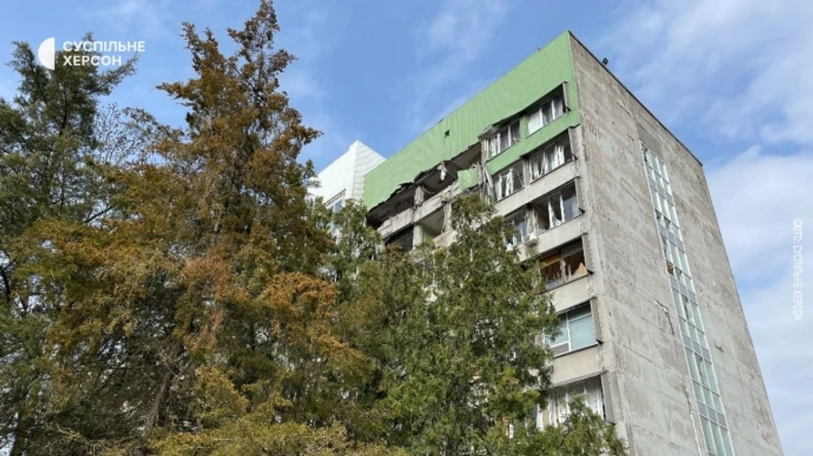 Росіяни обстріляли один із вишів Херсона: у фасаді величезні діри